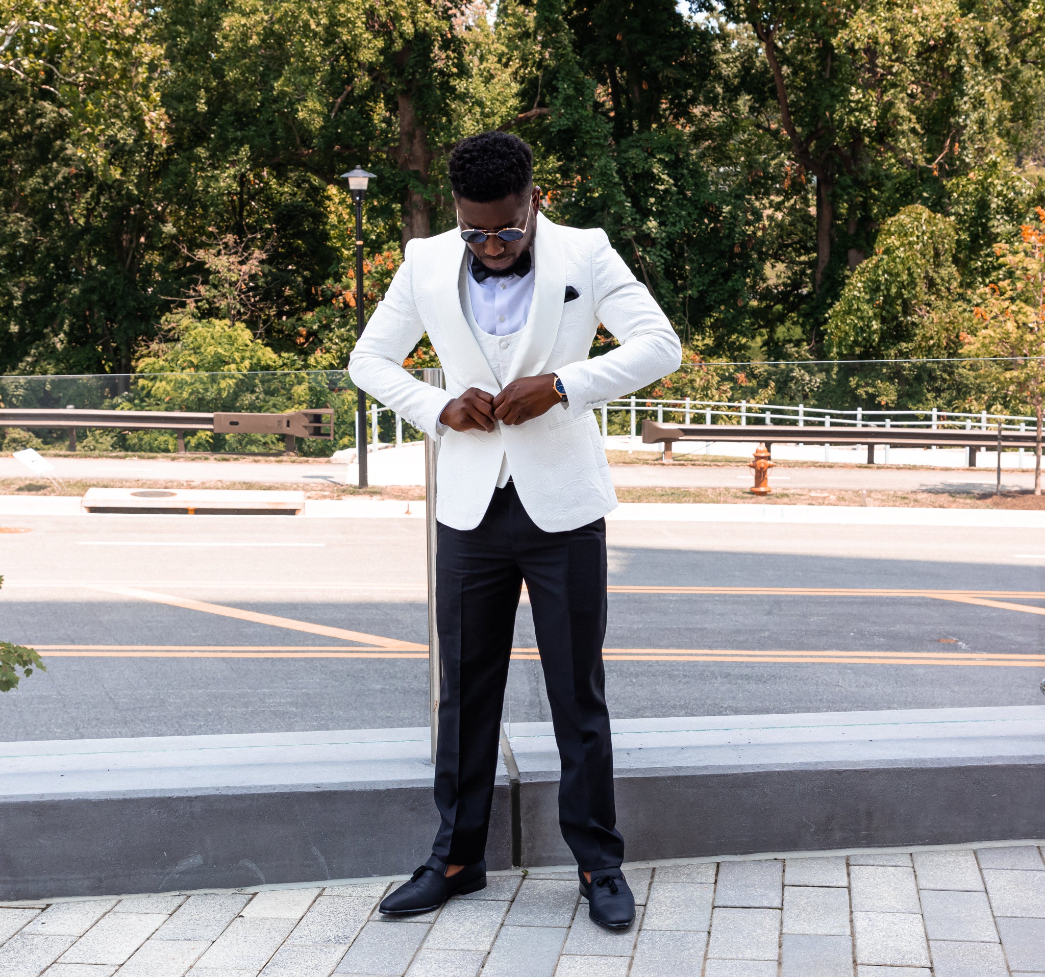 25 Chic White Groom Suits And Tuxedos - Weddingomania